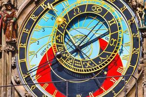 détail de l'horloge astronomique de la vieille place de prague photo
