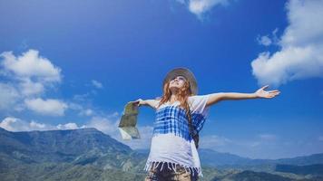 les femmes asiatiques voyagent se détendent pendant les vacances. voir la carte explorer l'itinéraire. Thaïlande photo