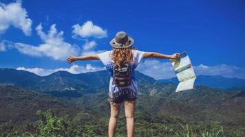 les femmes asiatiques voyagent se détendent pendant les vacances. voir la carte explorer l'itinéraire. Thaïlande photo