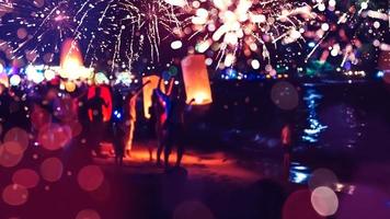 les gens célèbrent le nouvel an. cercle de feux d'artifice flou. coloré en fête. plage de thaïlande photo