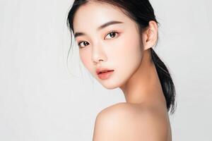 Naturel magnifique Jeune asiatique femme avec nettoyer Frais peau sur blanc arrière-plan, visage se soucier, faciale traitement, cosmétique, cosmétologie, beauté et spa, asiatique femmes portrait. photo