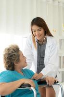 les femmes médecins effectuent des tests de maladie et fournissent des conseils médicaux aux patients âgés pour ce traitement.