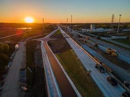 vue aérienne de la construction de routes en zone urbaine au coucher du soleil photo