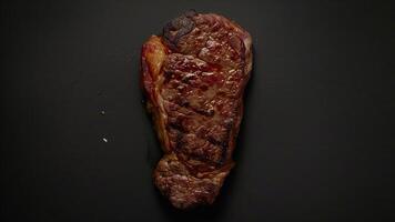 grillé t-bone steak sur une noir Contexte. Haut voir. photo