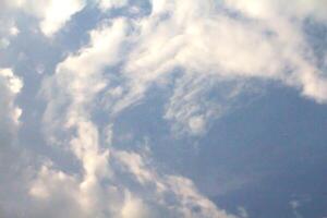 une bleu ciel capturé verticalement où il a été été. photo