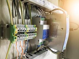électrique circuit Terminal lien contrôle planche sur le panneau contrôle. La technologie de électrique contrôle système. photo