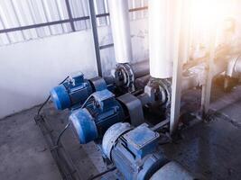 industriel pompe moteur induction sur l'eau refroidisseur système. photo
