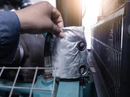 aluminium déjouer isolation pour réduire chaleur dans radiateur l'eau tuyaux. photo