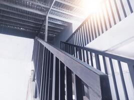 intérieur de le escaliers de premier plan à le Haut sol dans un industriel Bureau bâtiment. photo