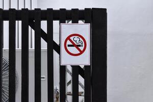 non fumeur signe. non fumeur symbole placard attaché à le fer clôture dehors. photo
