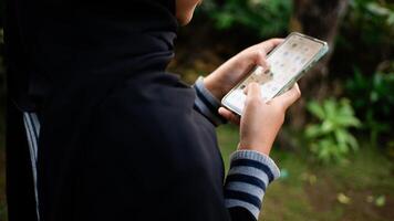 une femme en portant une intelligent téléphone photo