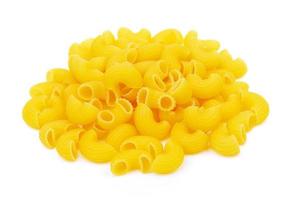 macaroni sec sur fond blanc photo