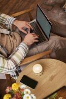 verticale tondu portrait de homme dactylographie sur portable clavier, pigiste travail dans café, en utilisant ordinateur dans café magasin photo