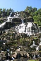 Cascade tvindefossen célèbre le plus grand et le plus élevé cascade panoramique vue dans Norvège photo