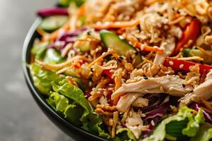 asiatique poulet salade avec déchiqueté poulet, laitue, divers légumes, croustillant nouilles, sésame des graines photo