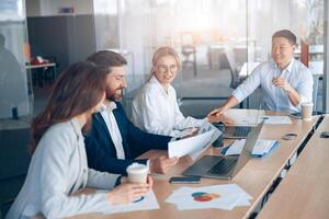 sur de soi et réussi équipe. groupe de moderne gens sont travail ensemble dans Bureau photo