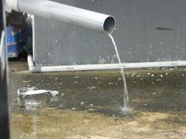 photo de eau de pluie de tuyaux et planchers sur le Haut sol de un Urbain bâtiment