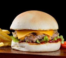 La malbouffe délicieux hamburger de viande sur table en bois photo
