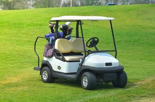 voiturettes de golf sur un terrain de golf photo