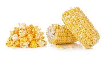 maïs et pop corn sur fond blanc