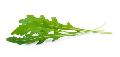 Salade de roquette sucrée ou feuilles de laitue roquette isolés sur fond blanc photo