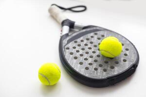 ensemble de pagayer tennis raquettes et des balles le réfléchi sur blanc table et blanc isolé Contexte. de face voir. photo