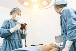 chirurgien et assistant faisant la RCR sur le patient dans la salle d'opération. secourisme d'urgence - réanimation cardiorespiratoire photo