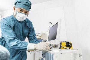 le chirurgien assistant a mis le patient sur un masque de ventilation-oxygène en vue de la chirurgie. photo