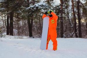 snowboarder posant dans la forêt d'hiver photo