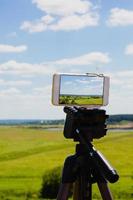 smartphone sur trépied capturant le paysage d'été photo