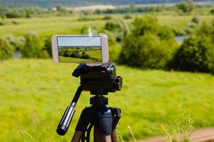 smartphone sur trépied capturant le paysage d'été photo