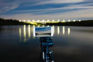 utiliser un smartphone comme un appareil photo professionnel sur un trépied pour capturer un paysage nocturne