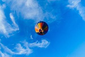 montgolfière colorée dans le ciel bleu photo