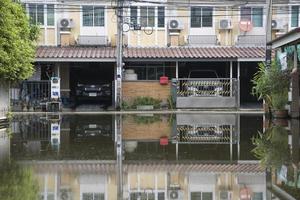 nonthaburi, thaïlande-4 novembre 2021 inondations de ruelle à basse altitude dans la ville de pruksa. photo