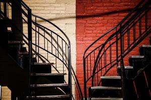 escaliers symétriques avec deux couleurs différentes photo