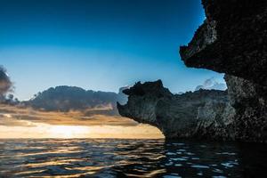 grosses roches volcaniques dans les lumières du coucher du soleil sur l'île de san-andres, caraïbes. photo