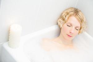 jeune femme se détendre dans le bain photo