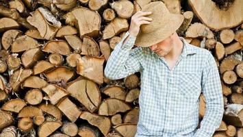 bûcheron avec chapeau de paille sur fond de bois photo