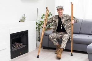 militaire homme avec béquilles, invalidité photo