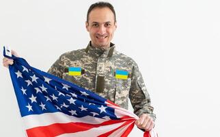 ukrainien militaire homme avec Etats-Unis drapeau photo