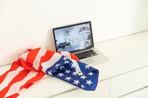 réservation sur le ordinateur. portable et américain drapeau photo