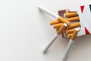 escalier de cigarettes isolé sur une blanc Contexte photo