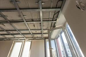 le métal Cadre de le plafond, du son isolation, dans le processus de réparer un appartement photo