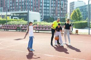 caucasien famille en jouant basketball ensemble. content famille dépenses gratuit temps ensemble. photo