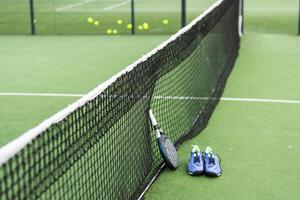 pagayer tennis et artificiel herbe, proche en haut image photo