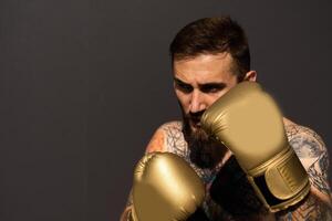 Jeune homme boxe faire des exercices dans un vieux bâtiment photo