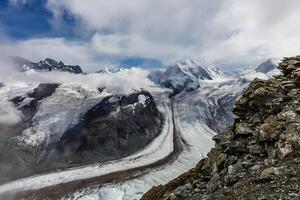 panorama de la couche nuageuse du sommet de la montagne sur les alpes suisses photo