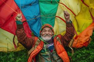 ai généré un plus âgée la personne est mensonge dans le herbe, en portant un acrobatique parachute, dans le style de joyeux et optimiste, solariser maître, crayeux, Américain, audacieux Couleur blocs, Candide coups photo