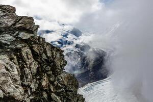 panorama de la couche nuageuse du sommet de la montagne sur les alpes suisses photo