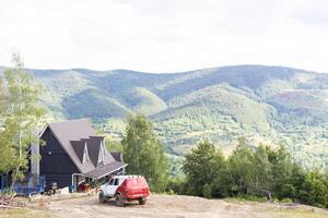 vieux en bois maison dans printemps Carpates montagnes dans Ukraine photo